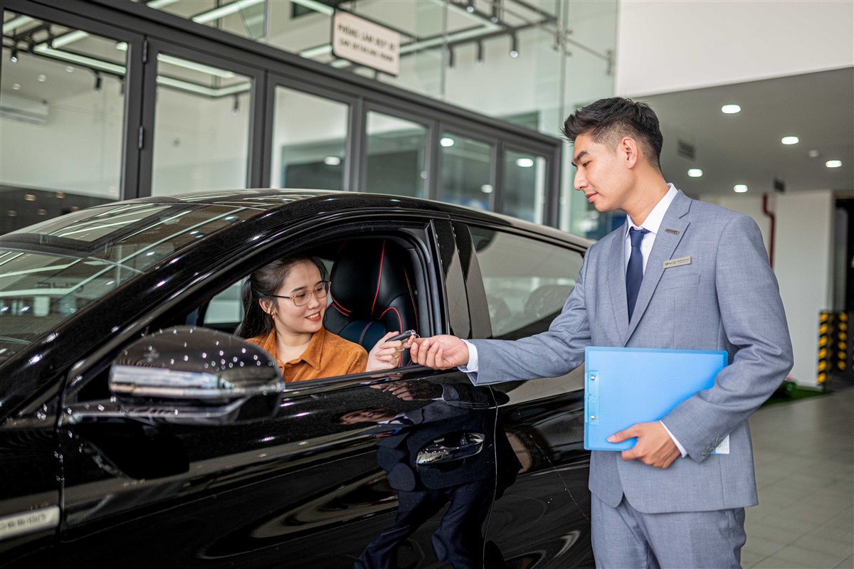 Đại diện BYD trao chìa khóa xe cho khách hàng