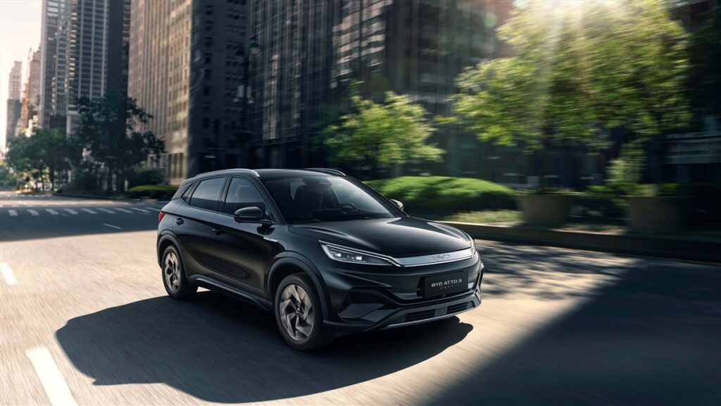 BYD Atto 3 màu đen vận hành trên phố - SUV điện cỡ B của BYD