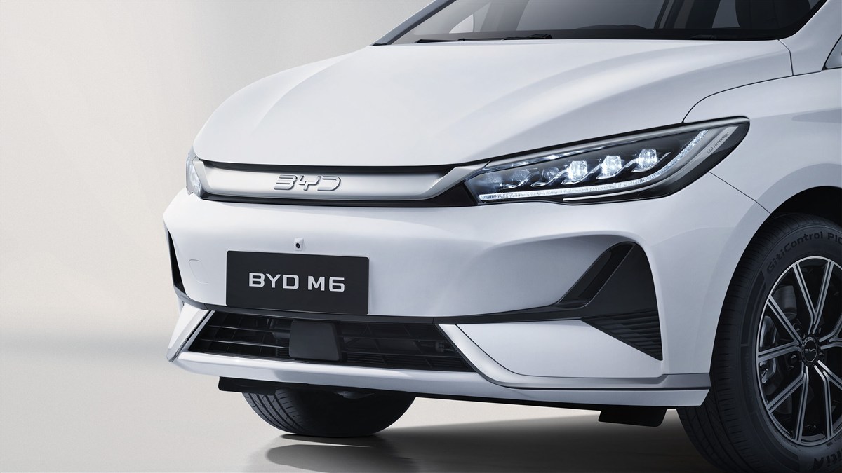 Cận cảnh cụm đèn pha LED và lưới tản nhiệt BYD M6