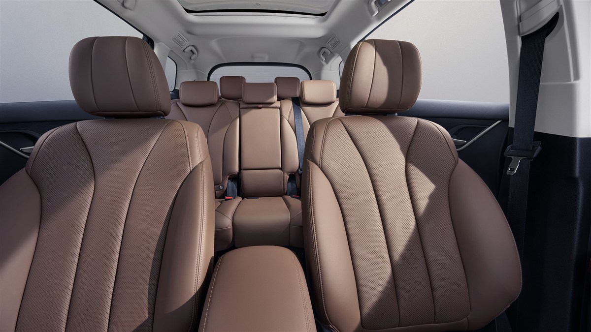 Hàng ghế thứ hai bọc da của BYD M6
