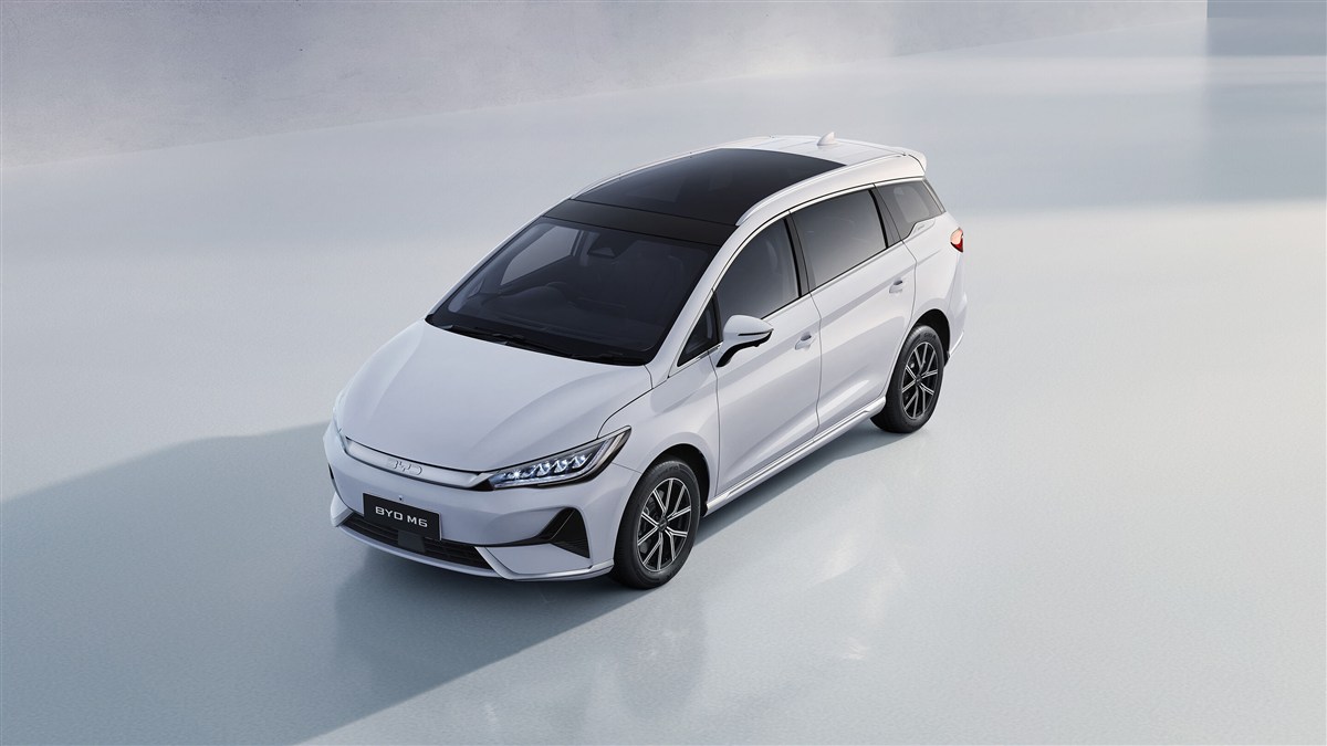 BYD M6 nhìn từ trên xuống với cửa sổ trời toàn cảnh