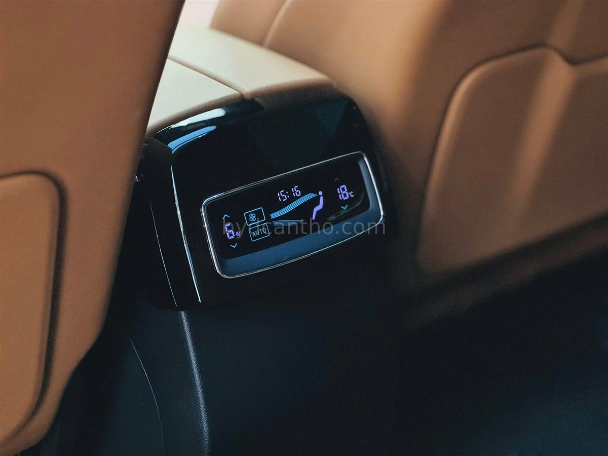 Bảng điều khiển điều hòa hàng ghế sau BYD Sealion 8