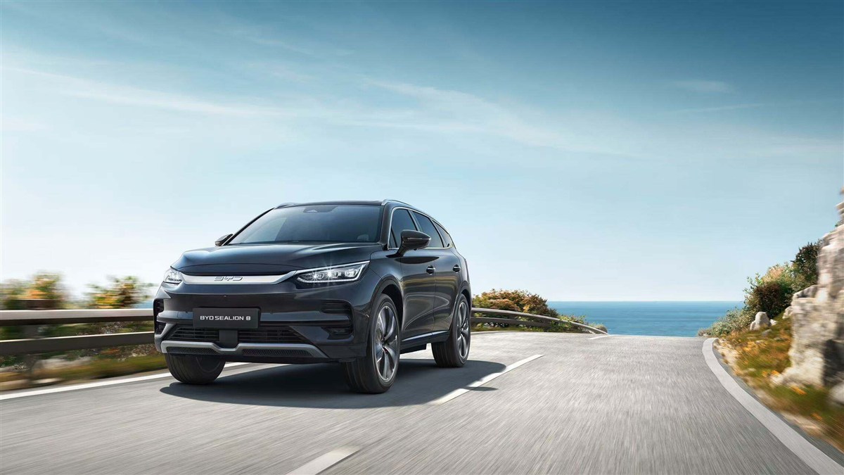 BYD Sealion 8 vận hành trên đường ven biển