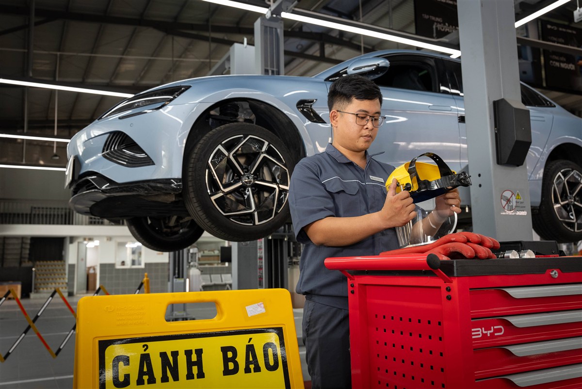 Kỹ thuật viên BYD kiểm tra phụ tùng trước khi lắp đặt