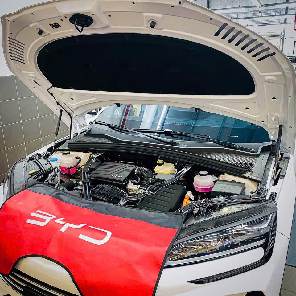 Khoang động cơ DM-i được kỹ thuật viên BYD Cà Mau kiểm tra
