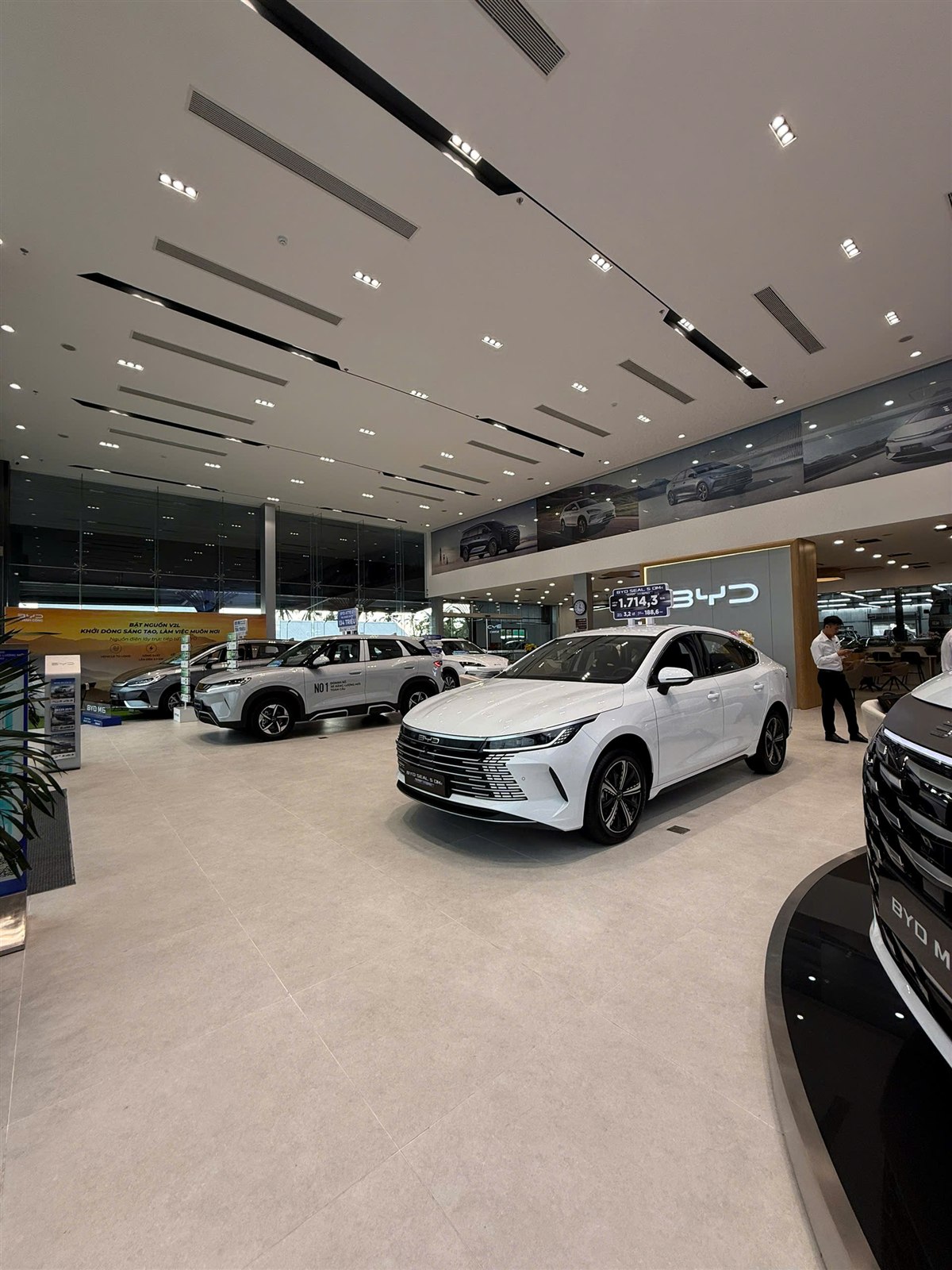 Không gian nội thất showroom BYD Cà Mau với xe Seal 5 DM-i