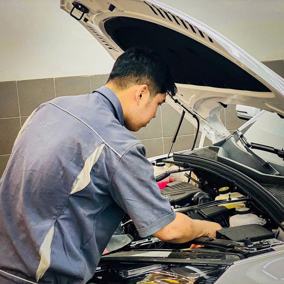 Kỹ thuật viên kiểm tra động cơ xe tại xưởng dịch vụ BYD Cà Mau