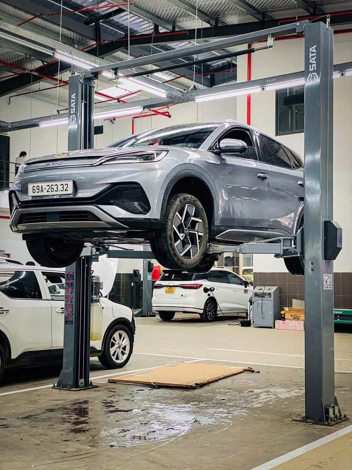 Xe BYD trên cầu nâng tại xưởng dịch vụ BYD Cà Mau